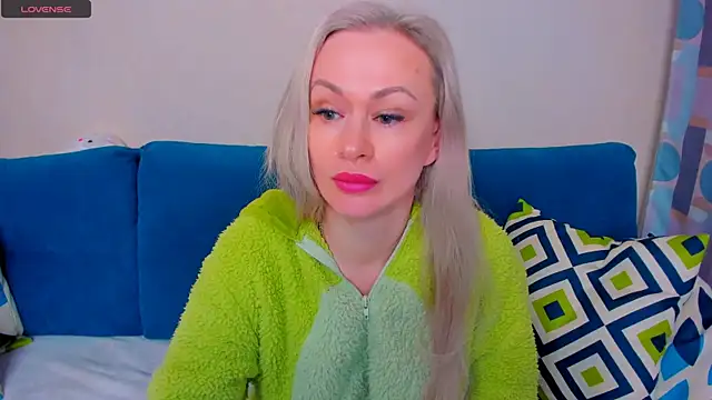 Snapshot of EllenMoore chatting on September 2025 03:01:01 AM EllenMoore online show from September 2025 03:01:01 AM