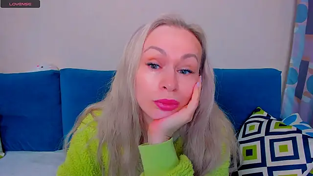 Snapshot of EllenMoore chatting on October 2025 03:01:02 AM EllenMoore online show from October 2025 03:01:02 AM