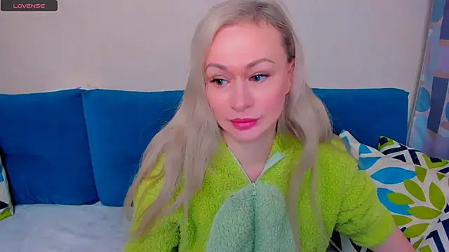 Snapshot of EllenMoore chatting on October 2025 03:03:02 AM EllenMoore online show from October 2025 03:03:02 AM