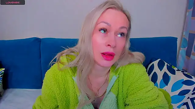 Snapshot of EllenMoore chatting on October 2025 03:04:01 AM EllenMoore online show from October 2025 03:04:01 AM