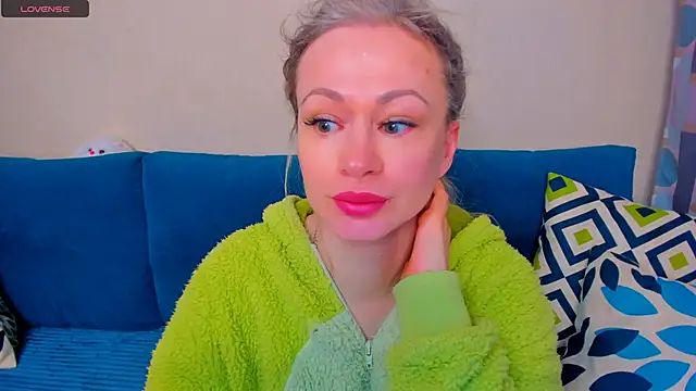 Snapshot of EllenMoore chatting on October 2025 03:06:02 AM EllenMoore online show from October 2025 03:06:02 AM