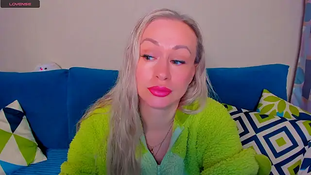 Snapshot of EllenMoore chatting on October 2025 03:07:02 AM EllenMoore online show from October 2025 03:07:02 AM