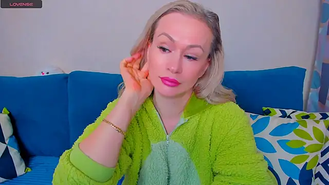 Snapshot of EllenMoore chatting on October 2025 03:10:02 AM EllenMoore online show from October 2025 03:10:02 AM