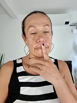 Snapshot of YOURSDEBORA chatting on November 2025 07:04:02 PM YOURSDEBORA online show from November 2025 07:04:02 PM