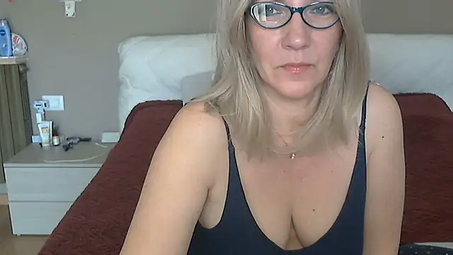 Snapshot of -K-- chatting on April 2026 08:42:02 AM -K-- online show from April 2026 08:42:02 AM