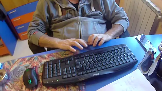 Snapshot of Tango128 chatting on October 2025 09:42:01 AM Tango128 online show from October 2025 09:42:01 AM