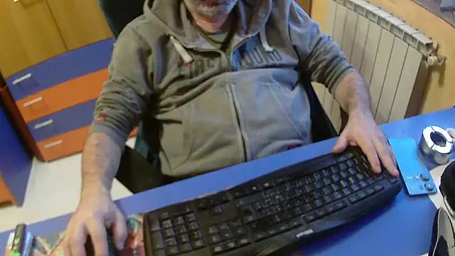 Snapshot of Tango128 chatting on October 2025 05:59:01 AM Tango128 online show from October 2025 05:59:01 AM