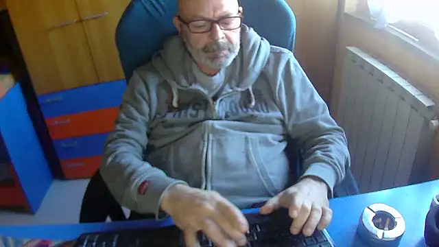 Snapshot of Tango128 chatting on October 2025 10:41:01 AM Tango128 online show from October 2025 10:41:01 AM