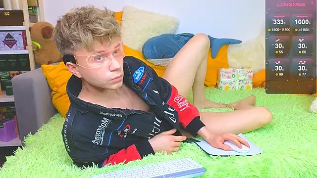 Snapshot of LandelRay chatting on March 2026 06:45:02 PM LandelRay online show from March 2026 06:45:02 PM