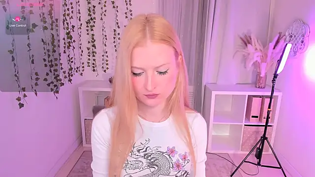 Snapshot of Laly_Peach chatting on December 2024 03:23:01 PM Laly Peach online show from December 2024 03:23:01 PM