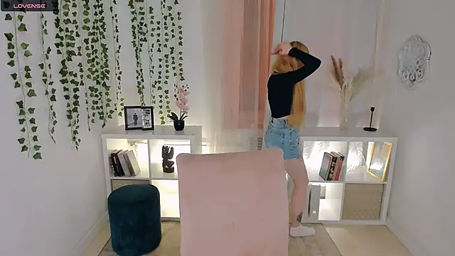 Snapshot of Laly_Peach chatting on November 2025 04:16:02 PM Laly Peach online show from November 2025 04:16:02 PM