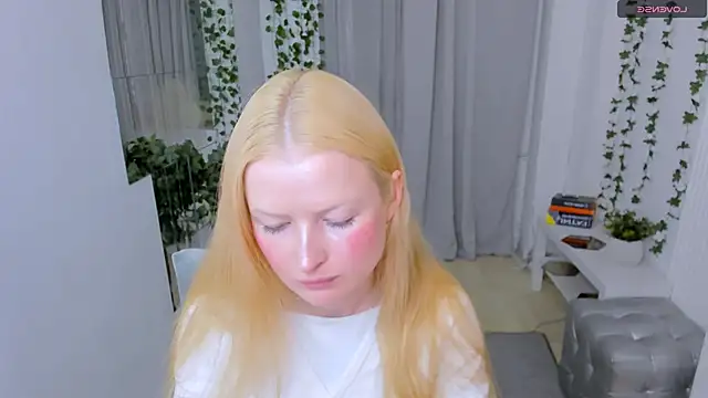 Laly Peach online show from May 2026 11:07:01 AM