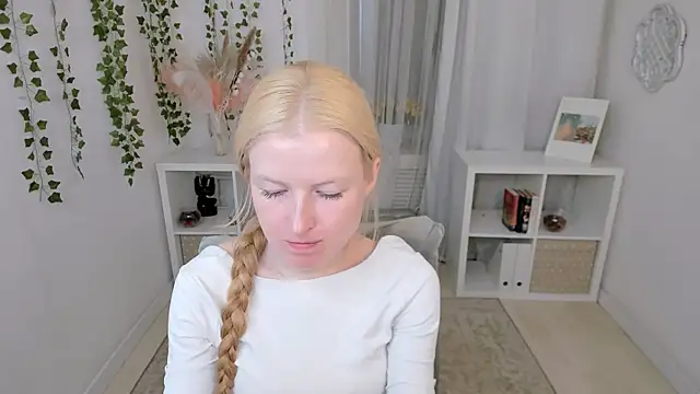 Laly Peach online show from July 2026 07:50:01 AM