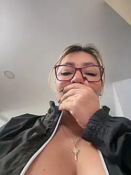 Snapshot of DIANITA_1988 chatting on April 2026 02:40:01 PM DIANITA 1988 online show from April 2026 02:40:01 PM