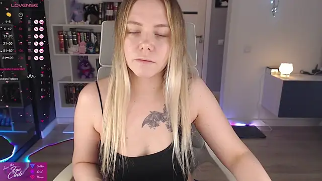 Emma Bryan online show from November 2025 10:12:01 PM