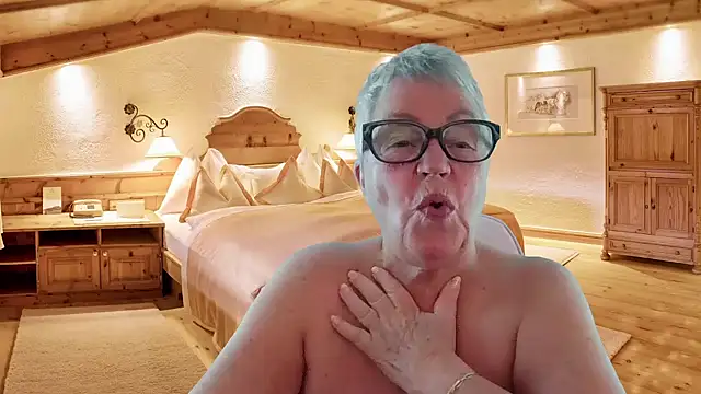 GrannyChrissy68 online show from December 2025 08:36:02 PM