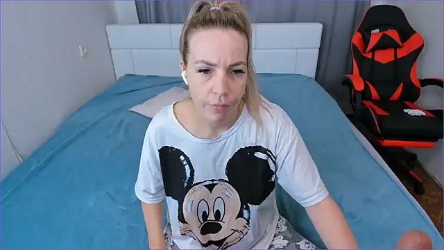 Snapshot of DreamGirl225 chatting on October 2025 07:30:02 AM DreamGirl225 online show from October 2025 07:30:02 AM