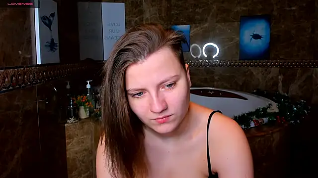 Snapshot of MelindaTin chatting on December 2024 01:26:02 AM MelindaTin online show from December 2024 01:26:02 AM