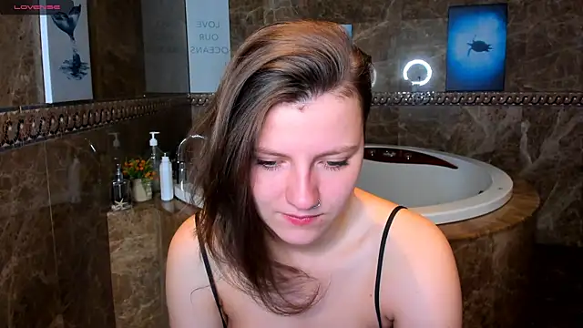 Snapshot of MelindaTin chatting on January 2025 01:11:02 AM MelindaTin online show from January 2025 01:11:02 AM