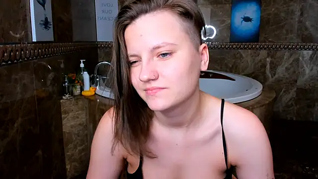 Snapshot of MelindaTin chatting on February 2025 06:29:02 AM MelindaTin online show from February 2025 06:29:02 AM