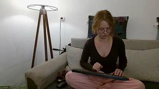 little-leni online show from September 2025 09:05:01 PM