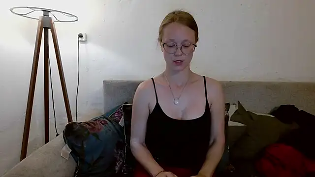 little-leni online show from April 2026 08:06:01 PM