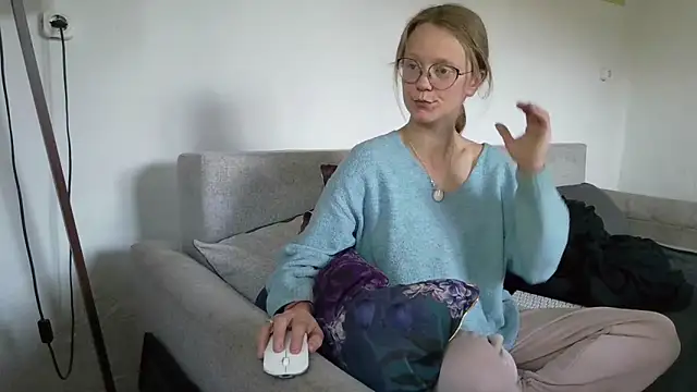 little-leni online show from April 2026 07:02:02 AM