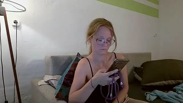 little-leni online show from April 2026 07:08:02 PM