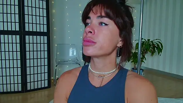 girl nextd00r online show from February 2025 01:06:01 PM