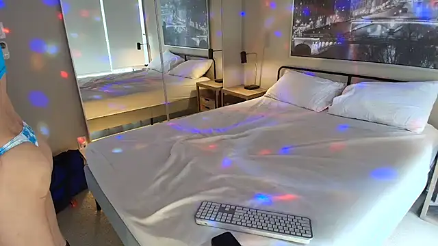 Snapshot of MikyFoxx chatting on February 2025 07:52:01 PM MikyFoxx online show from February 2025 07:52:01 PM