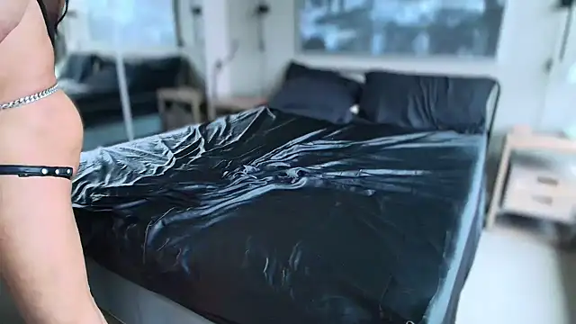 Snapshot of MikyFoxx chatting on December 2025 10:37:02 PM MikyFoxx online show from December 2025 10:37:02 PM