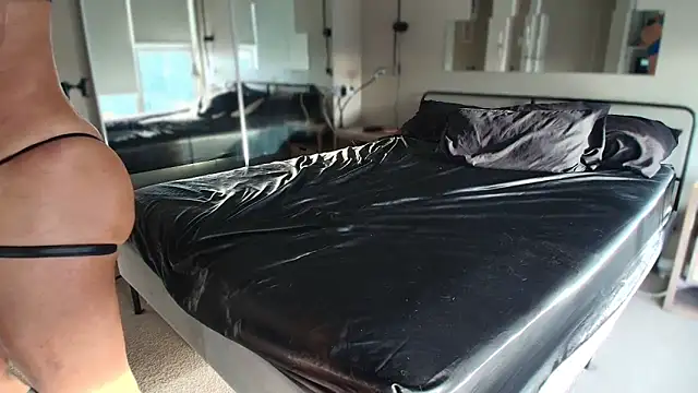 Snapshot of MikyFoxx chatting on December 2025 10:38:01 PM MikyFoxx online show from December 2025 10:38:01 PM