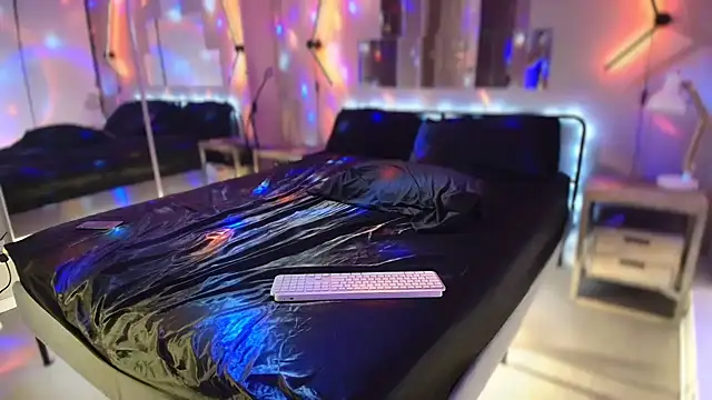 Snapshot of MikyFoxx chatting on December 2025 05:58:01 AM MikyFoxx online show from December 2025 05:58:01 AM