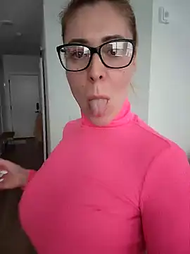 Snapshot of HollyTattoo chatting on December 2024 06:10:01 PM HollyTattoo online show from December 2024 06:10:01 PM