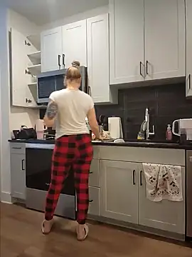 Snapshot of HollyTattoo chatting on January 2025 02:00:02 PM HollyTattoo online show from January 2025 02:00:02 PM