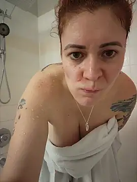 Snapshot of HollyTattoo chatting on October 2025 06:49:01 PM HollyTattoo online show from October 2025 06:49:01 PM