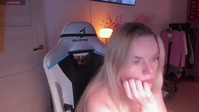 Snapshot of CharliSweet chatting on February 2025 04:14:02 PM CharliSweet online show from February 2025 04:14:02 PM