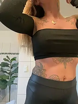 Snapshot of Etwas_neugierig chatting on December 2024 09:23:01 AM Etwas neugierig online show from December 2024 09:23:01 AM