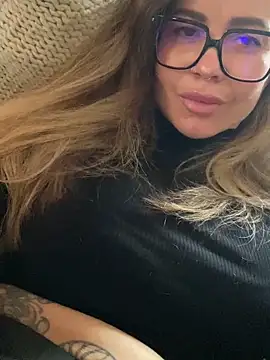 Snapshot of Etwas_neugierig chatting on December 2024 02:12:01 PM Etwas neugierig online show from December 2024 02:12:01 PM