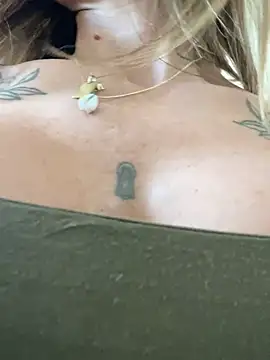 Snapshot of Etwas_neugierig chatting on March 2025 03:07:01 PM Etwas neugierig online show from March 2025 03:07:01 PM