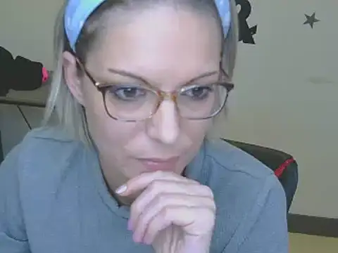 Snapshot of alixfeeling chatting on December 2024 02:36:02 PM alixfeeling online show from December 2024 02:36:02 PM