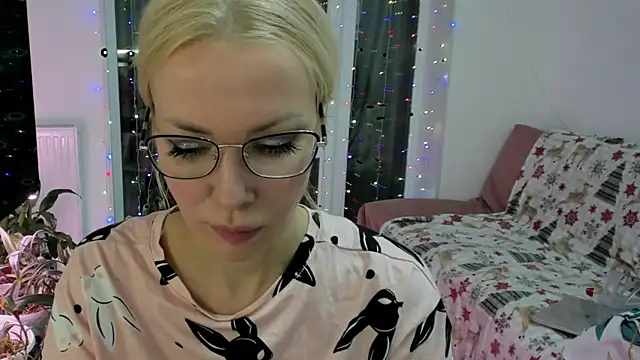 Snapshot of BowToYourWeakness chatting on December 2024 06:40:01 PM BowToYourWeakness online show from December 2024 06:40:01 PM