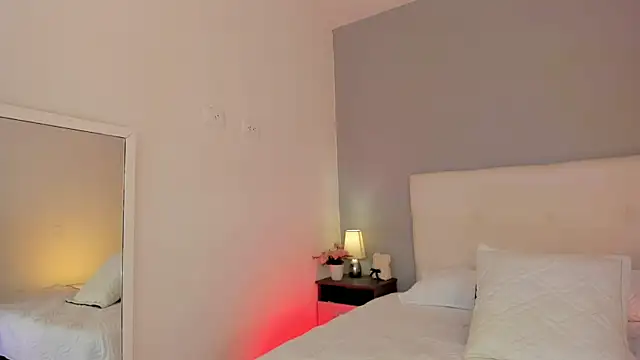 NataliaBuiles online show from November 2025 06:28:02 PM