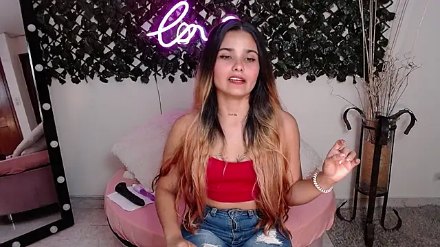 Snapshot of DestinyHills chatting on February 2025 06:13:02 PM DestinyHills online show from February 2025 06:13:02 PM