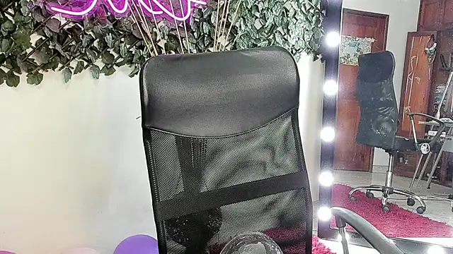 Snapshot of DestinyHills chatting on September 2025 12:15:02 PM DestinyHills online show from September 2025 12:15:02 PM