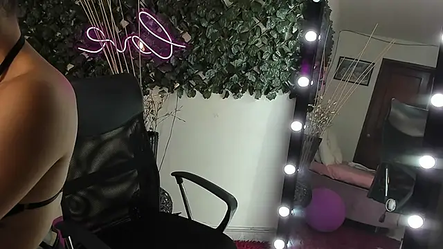 Snapshot of DestinyHills chatting on September 2025 12:19:01 PM DestinyHills online show from September 2025 12:19:01 PM