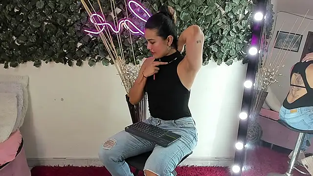 Snapshot of DestinyHills chatting on September 2025 12:20:01 PM DestinyHills online show from September 2025 12:20:01 PM