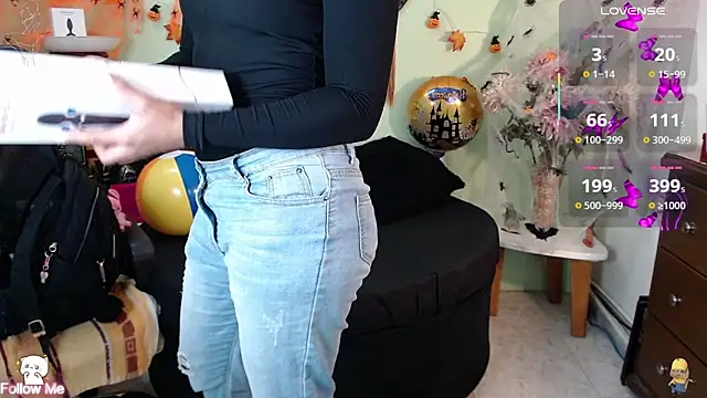 Snapshot of DestinyHills chatting on October 2025 11:54:02 AM DestinyHills online show from October 2025 11:54:02 AM