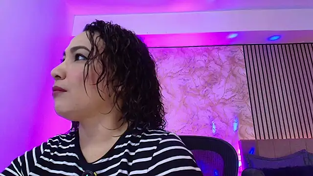 JuliRamirez online show from April 2026 06:49:02 PM