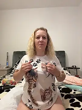 ChiIul11 online show from May 2026 08:37:01 PM